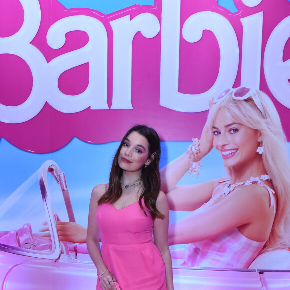 Meia-calça cor de rosa deu charme ao look de Giulia Benite para ver o filme 'Barbie'