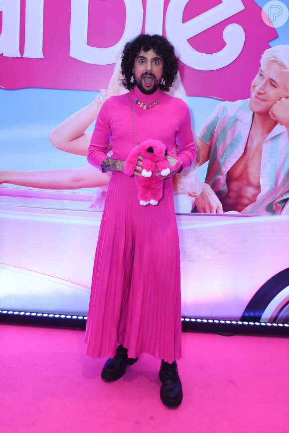 Barbiecore divertido apareceu no look do influencer Victor DiCastro