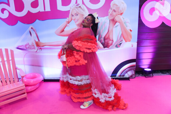 Look rosa extravagante foi a aposta de Bielo para ver o filme Barbie