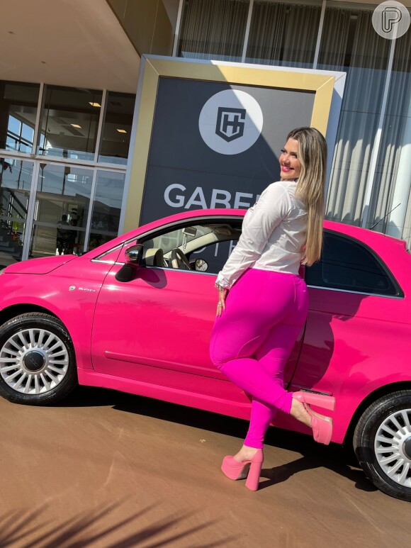 Débora Porto afirma que sempre teve o sonho de pintar o carro de rosa, mas temia o preconceito