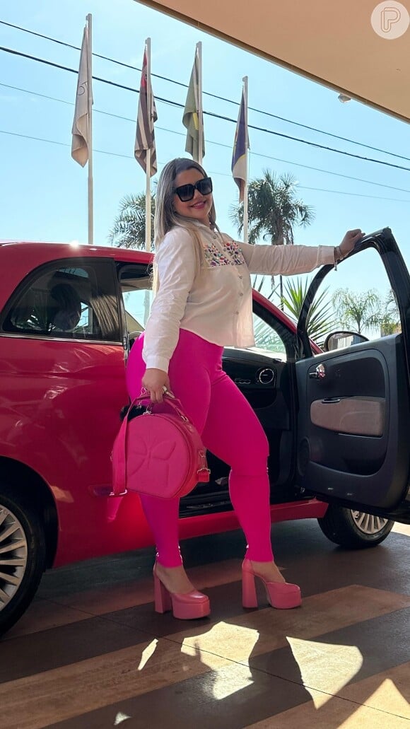 Para ter o 'carro da Barbie', Débora Porto consultou 16 profissionais e teve dificuldade para achar a cor ideal