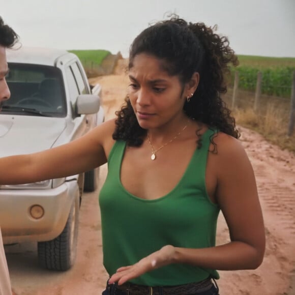 Novela 'Terra e Paixão': no capítulo de sábado, 22 de julho de 2023, Caio (Cauã Reymond) promete proteger Aline (Barbara Reis)