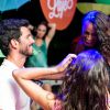 Ao lado do namorado, Uriel Del Toro, Isis Valverde se divertiu muito em uma festa no Rio de Janeiro