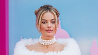 Margot Robbie usa perfumes para entrar nas suas personagens. Saiba tudo sobre as fragrâncias de Arlequina e Barbie