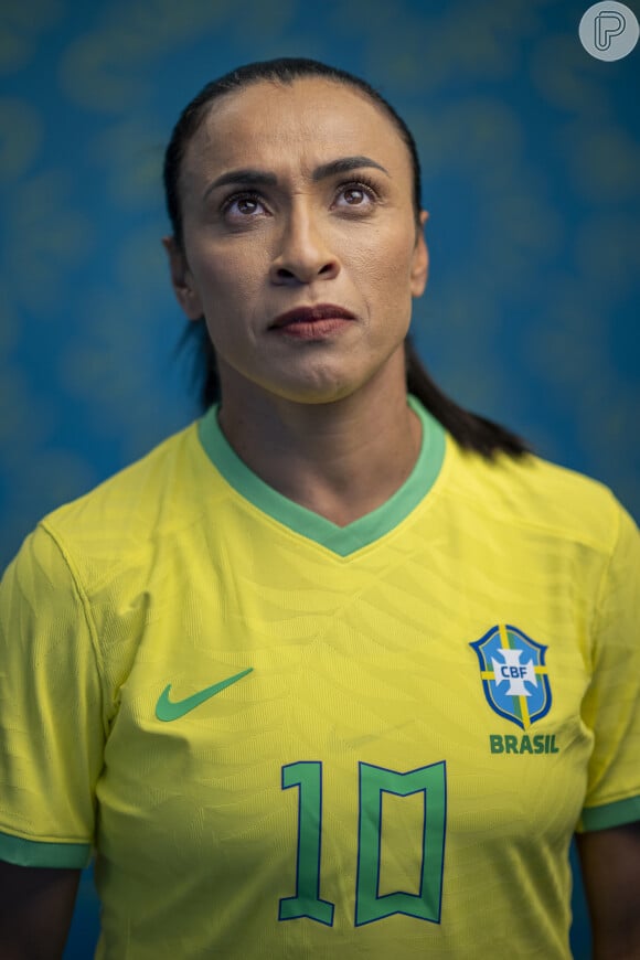 Marta ganha por ano quase o mesmo valor de um único relógio de Neymar