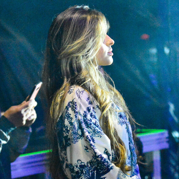 Quando Luan Santana subiu ao palco, Débora Morais foi clicada usando o mesmo look