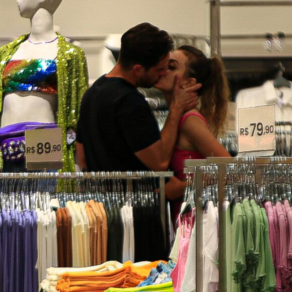 Rafael Cardoso teria retomado o namoro com a modelo Vivian Linhares; em janeiro de 2023, casal foi clicado aos beijos pela primeira vez