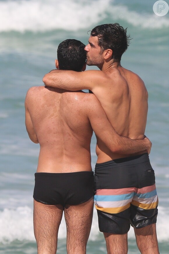 Marcos Pitombo e o diretor Iasser Hamer Kaddourah foram clicados trocando carinhos em praia do Rio