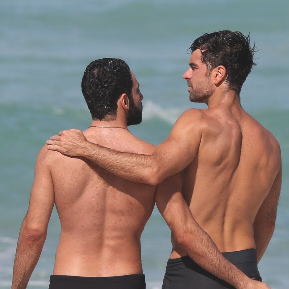 Marcos Pitombo e o diretor Iasser Hamer Kaddourah em clique de namoro em praia do Rio