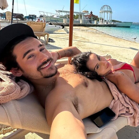 Nicolas Prattes e Luiza Caldi adoram viajar e especialmente ir para a praia.