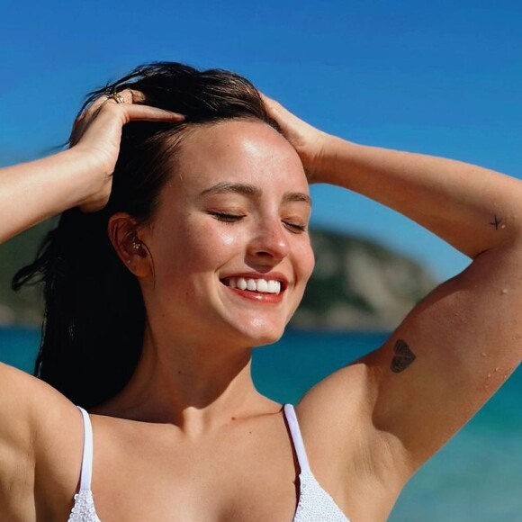 Larissa Manoela curte publicação sobre exposição em proprograma de fofoca, enquanto atriz curte férias com noivo, André Luiz Frambach: 'Isso é doentio'