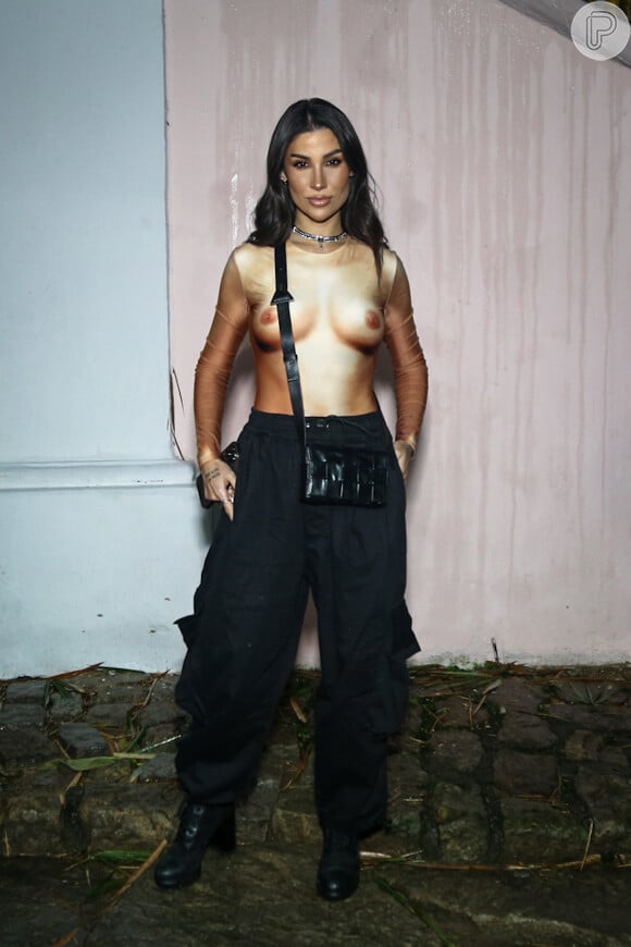 Bianca Andrade escolheu um body de manga comprida estampada com seios femininos desnudos