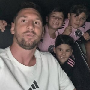 Lionel Messi paga R$ 2 milhões em carro de luxo que serve para toda a família