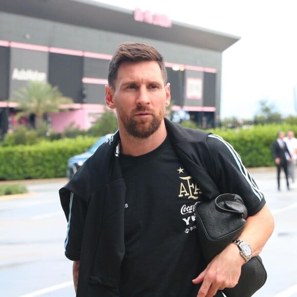 Perto de se aposentar, Lionel Messi investe em carro de luxo