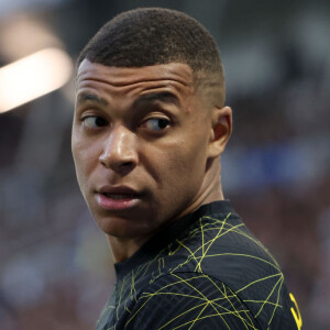 Caso Mbappé saida do PSG sem pagar multa, equipe francesa ficará no prejuízo