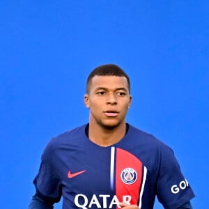 PSG enviou uma carta ameaçando consequências de saída tardia para Mbappé