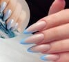 Blueberry milk nails: entenda a tendência para unhas com esmalte azul e veja 15 unhas decoradas e simples para copiar!