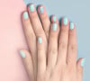 Blueberry milk nails podem ser feitas com diferentes tons de azul clarinho