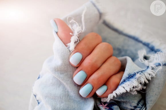 Blueberry milk nails em degradê: essa versão da unha-tendência aparece com esmalte branco