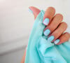 O esmalte azul voltou a ser tendência com as Blueberry milk nails