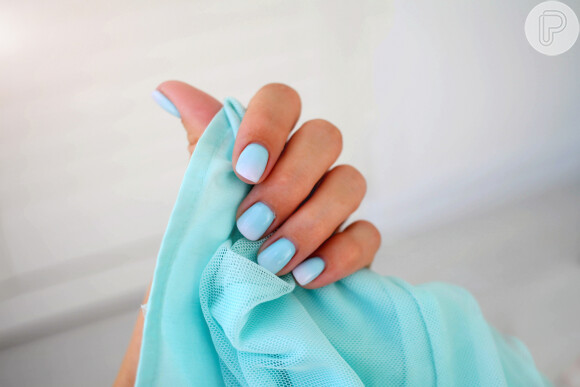 O esmalte azul voltou a ser tendência com as Blueberry milk nails