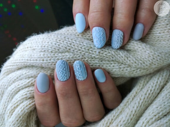 Blueberry milk nails com mood de inverno: essa nail art é perfeita para dias de frio