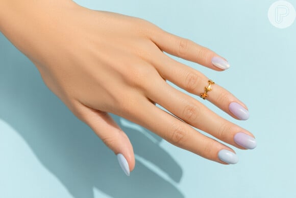 Blueberry milk nails em nail art minimalista e elegante