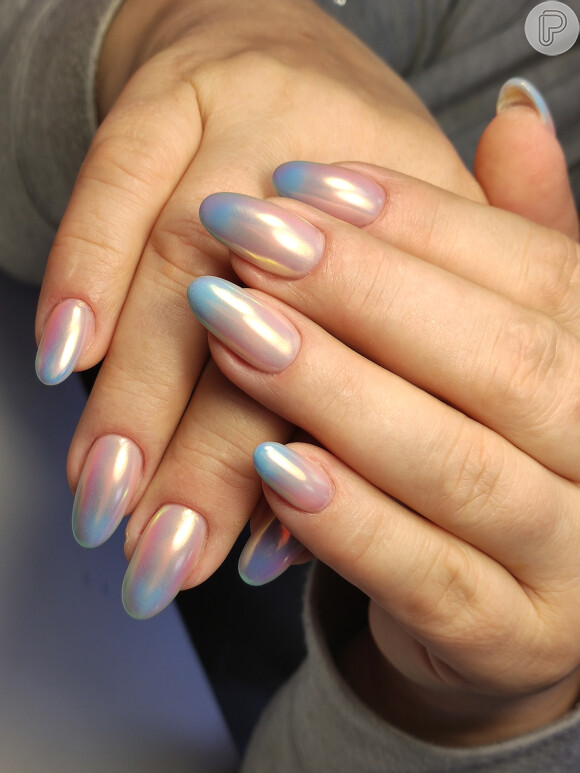 Azul surge com brilho holográfico nessa versão das blueberry milk nails