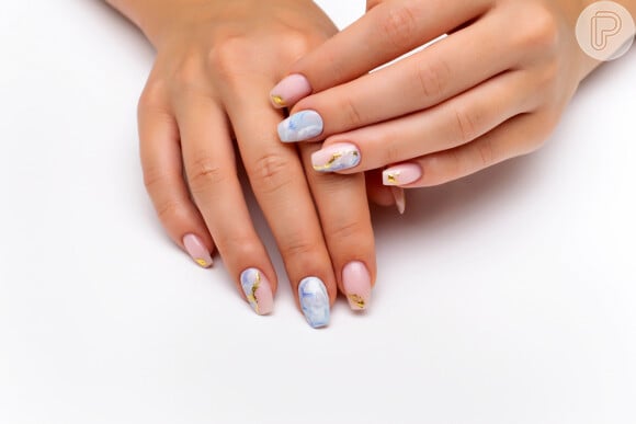 A tendência blueberry milk nails são versáteis e podem aparecer em unhas decoradas ou lisas