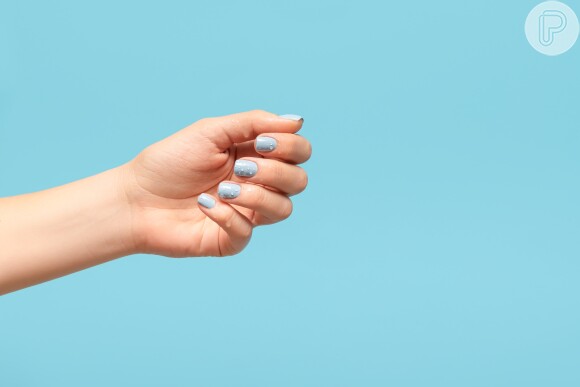 Blueberry milk nails: essa tendência para unhas tem mais de 27 milhões de views no TikTok