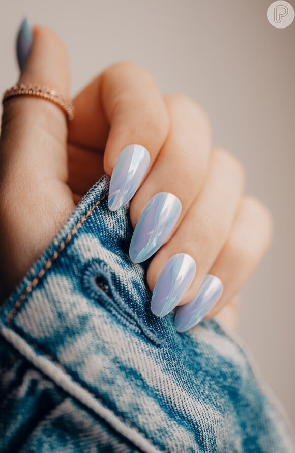 Blueberry milk nails com mood moderno: essa nail art vai agradar as fashionistas