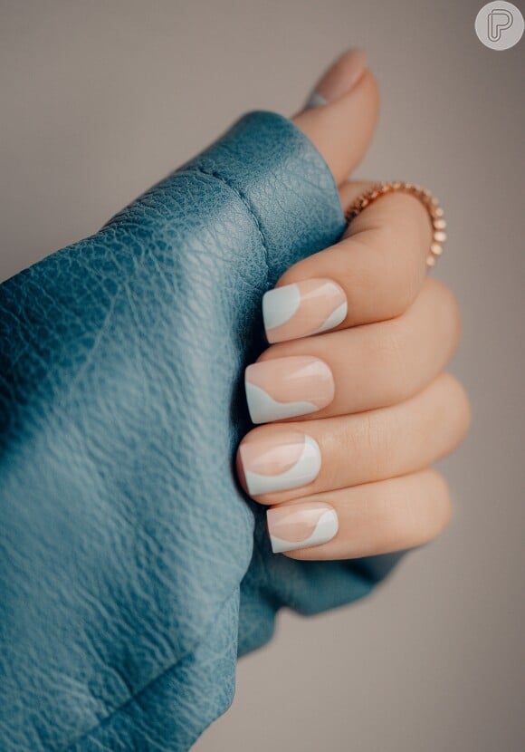 Blueberry milk nails aliada ao esmalte nude fica minimalista e clássica