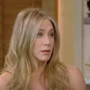 Jennifer Aniston concedeu entrevista para os apresentadores Kelly Ripa e Ryan Seacrest e falou sobre seu crush em David Schwimmer