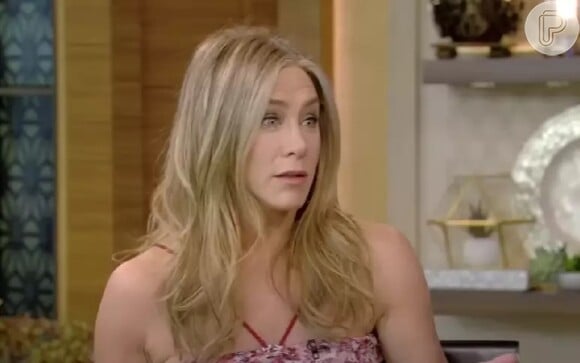 Jennifer Aniston concedeu entrevista para os apresentadores Kelly Ripa e Ryan Seacrest e falou sobre seu crush em David Schwimmer