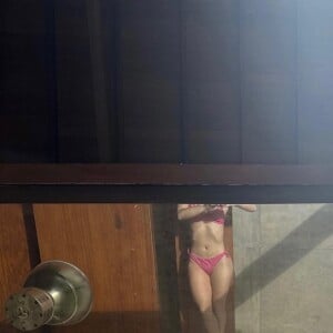 Paolla Oliveira exibiu corpo em foto de biquíni rosa