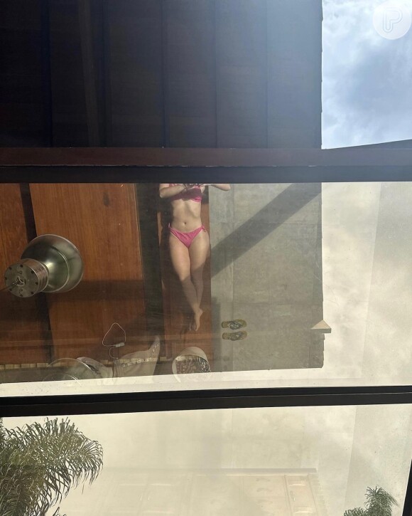 Paolla Oliveira exibiu corpo em foto de biquíni rosa