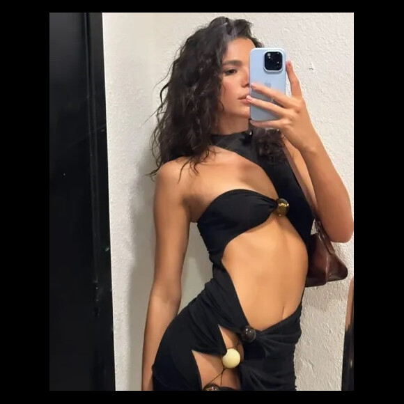 A tendência cut-out é para quem quer mostrar um look ousado já que há cortes assimetricos.