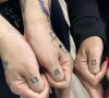 Andressa Urach e o filho tatuaram 13 e 18 nos dedos: 'Significado dos números 13 e 18: doido, louco, maluco, corajoso, coragem de fazer o que muitos não tem'