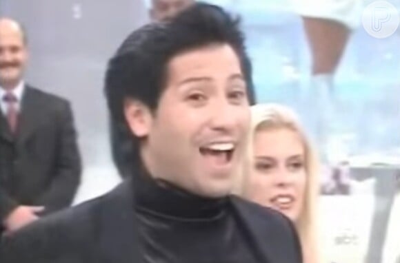 Mister M fora do 'Fantástico!' mostrou seu rosto ao vivo pela primeira vez na TV no 'Domingo Legal', do SBT