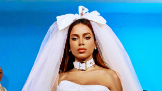 A Favela Love Story! Anitta entrega conceito de vestido de casamento do novo clipe e revela mistura de referências em looks