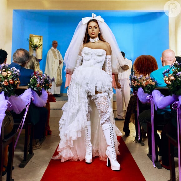 Anitta elegeu vestido de noiva moderno para clipe: 'O conceito do vestido era fazer uma noiva mais pop, divertida e musical'