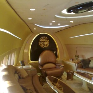 O Boeing 747 possui uma sala principal, muitas vezes usada pelo Príncipe da Arábia Saudita para reuniões