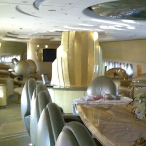 Avião que levou Neymar para a Arábia Saudida possui uma sala de reunião que também serve como salão para jantar