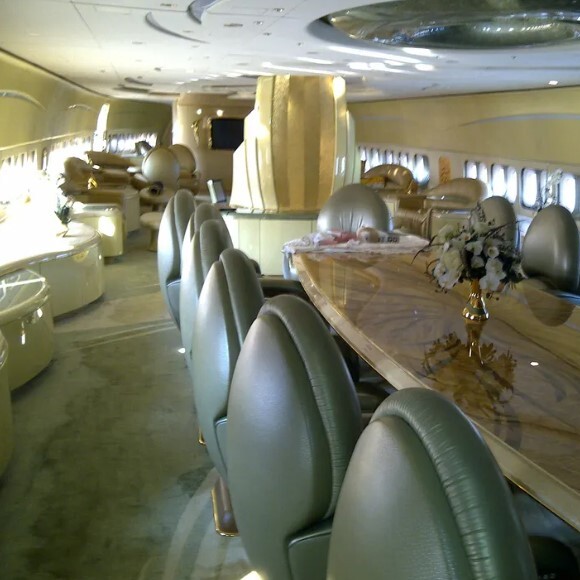 Avião que levou Neymar para a Arábia Saudida possui uma sala de reunião que também serve como salão para jantar