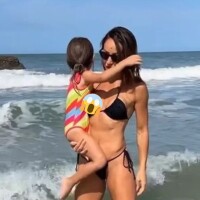 Meu Deus! Sabrina Sato se decuida em banho de mar, mostra demais e mãe entra em desespero: 'Puxa o peito'