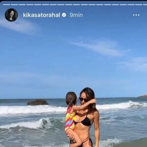 Sabrina Sato foi filmada pela mãe quando se descuidou e deixou parte do seio à mostra