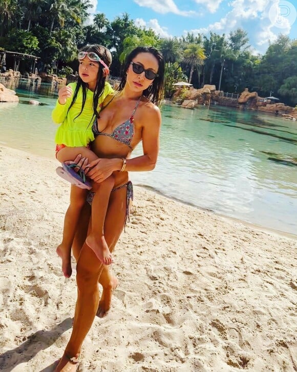 Sabrina Sato curtiu um dia de praia com a filha e a mãe, Kika Sato, neste sábado