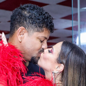 Viviane Araujo destacou resultado de lipo em vestido vermelho, justo e transparente para noite de samba com o marido, Guilherme Militão, e atores da novela 'Terra e Paixão'
