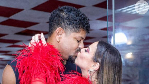 Viviane Araujo destacou resultado de lipo em vestido vermelho, justo e transparente para noite de samba com o marido, Guilherme Militão, e atores da novela 'Terra e Paixão'