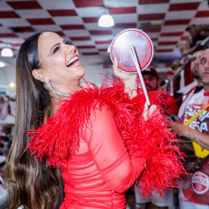 Viviane Araujo voltou a mostrar habilidade com o tamborim; atriz é rainha de bateria do Salgueiro, terceira escola a desfilar no domingo de carnaval 2024, 11 de fevereiro de 2024